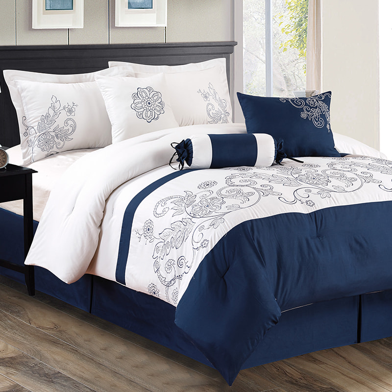 Jessica Bleu foncé sur un tissu brossé blanc Broidé